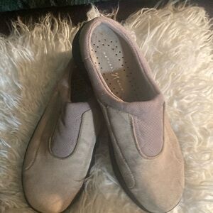 Pre-Owned Women's Natur Sport Slip on’s.
7M